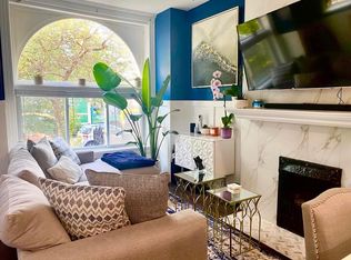 1922 W Wolfram St #1, Chicago, IL 60657