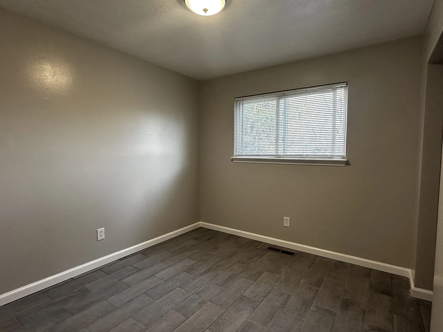 3 bed, 912 sqft, $1,145 — Photo 3