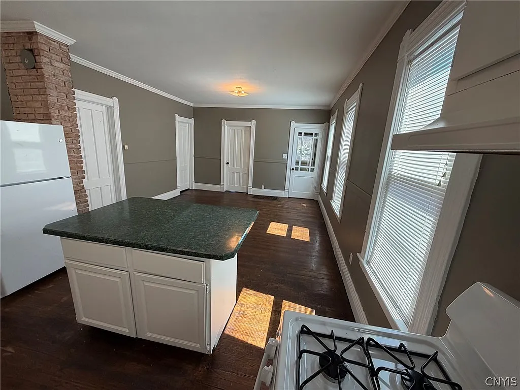 2 bed, 1.0 bath, 1952 sqft, $1,400 — Photo 2