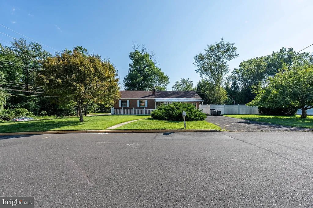 4 bed, 2.0 bath, 1292 sqft, $3,000 — Photo 1