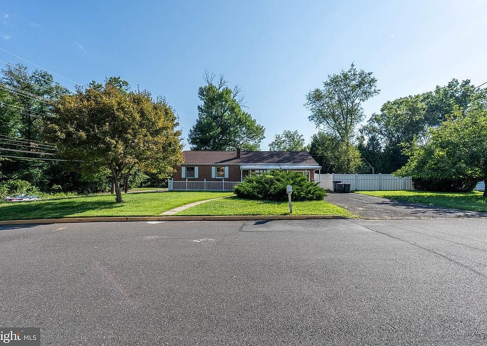 1st image of 360 Hollowbrook Rd