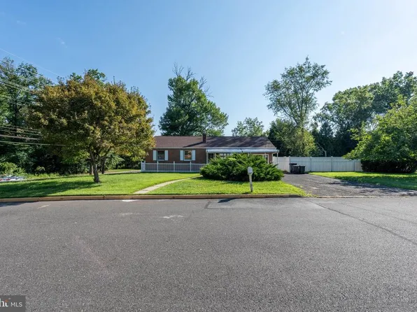 360 Hollowbrook Rd, Trenton, NJ 08638