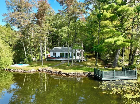 32 Pine Island Lk, Easthampton, MA 01027