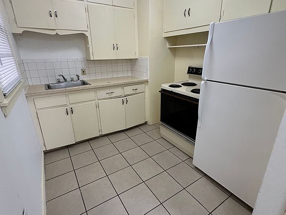 4th image of 466 W 10th St