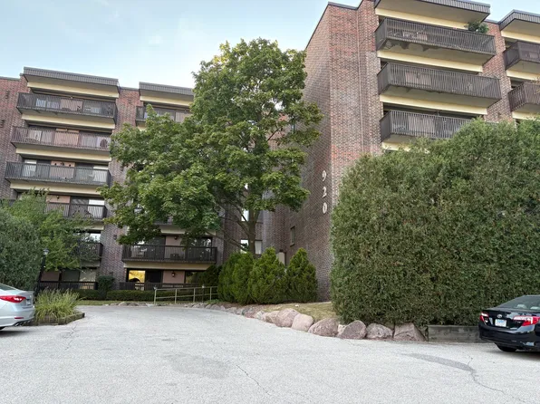920 Vose Dr APT 304, Gurnee, IL 60031