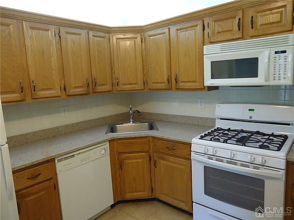5th image of 313 Wimbeldon Ct