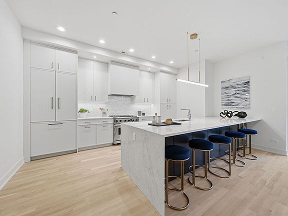 3rd image of 2481 N Milwaukee Ave #202