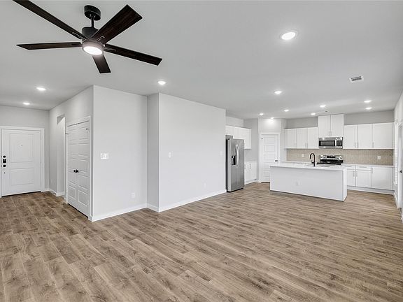 4th image of 4043-4045 Clovis St