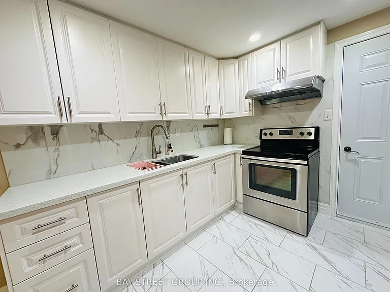 118 Fairglen Ave — Photo 32