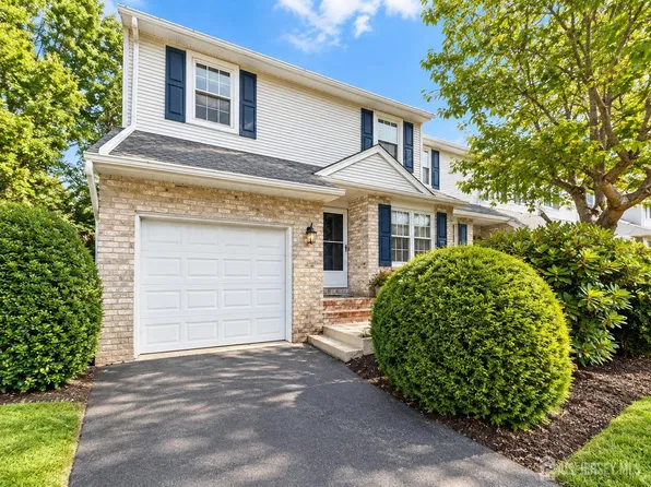 10 Snowflake Ln, Edison, NJ 08820