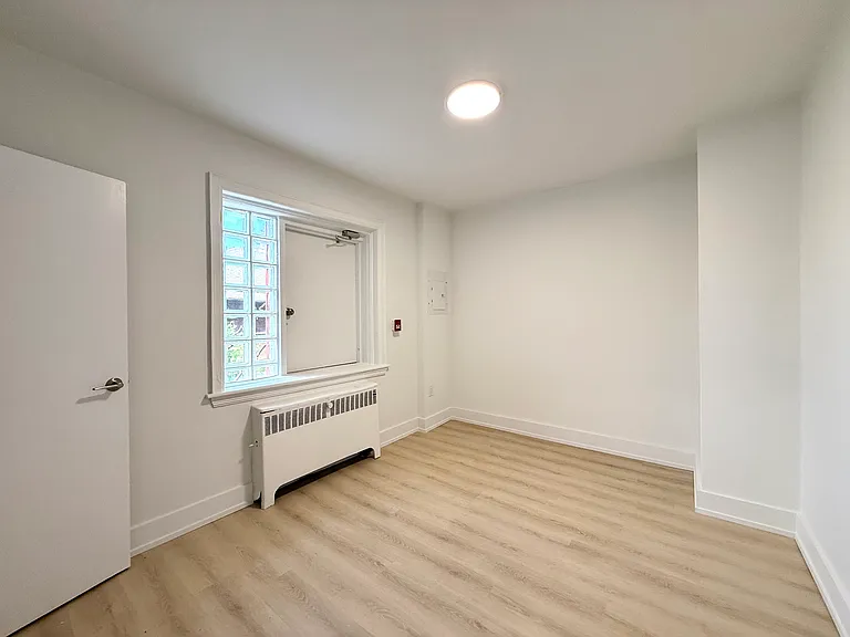 1024 King St E — Photo 10