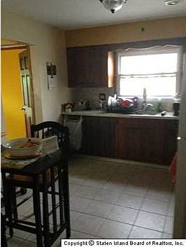 5th image of 124 Townsend Ave