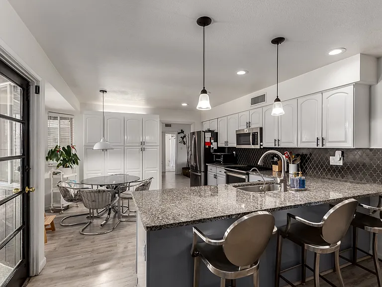 2042 E Laguna Dr — Photo 1