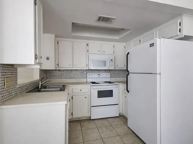 706 W 22nd St #306 — Photo 5