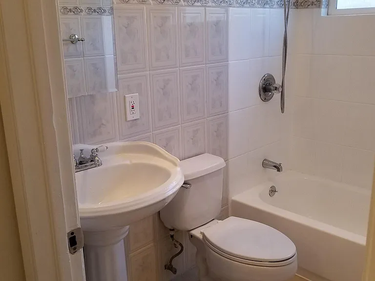 645 Parker St — Photo 2