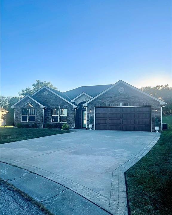 1st image of 208 NW Willow Ct