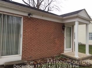 24386 Meadowbridge Dr, Clinton Township, MI 48035