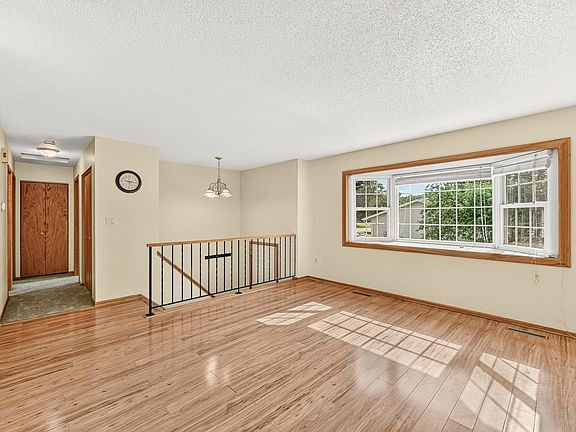 5th image of 2444 Melody St SE