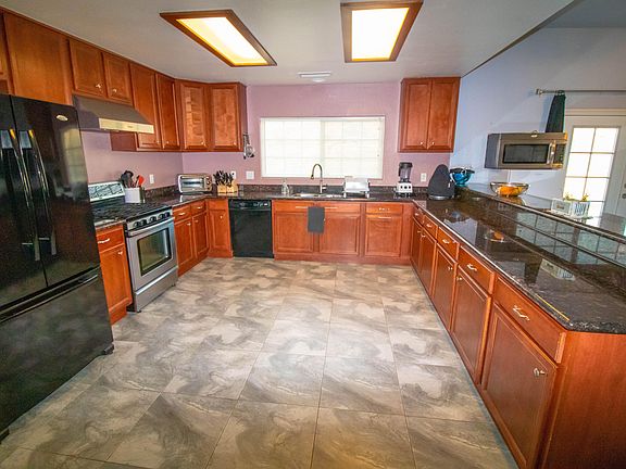 5th image of 68444 Clow Ln
