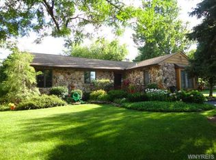 46 Park Lane Cir, Lockport, NY 14094