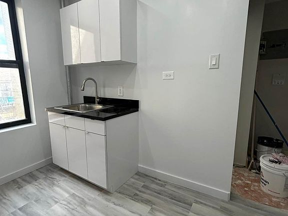 3rd image of 605 E 16th St APT 4
