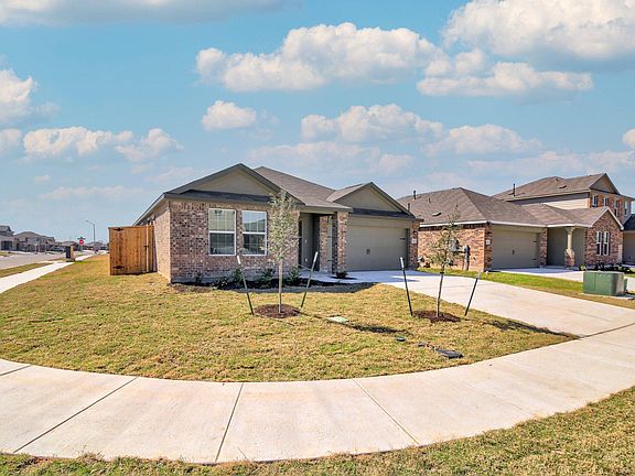 3rd image of 517 Sebring Cir