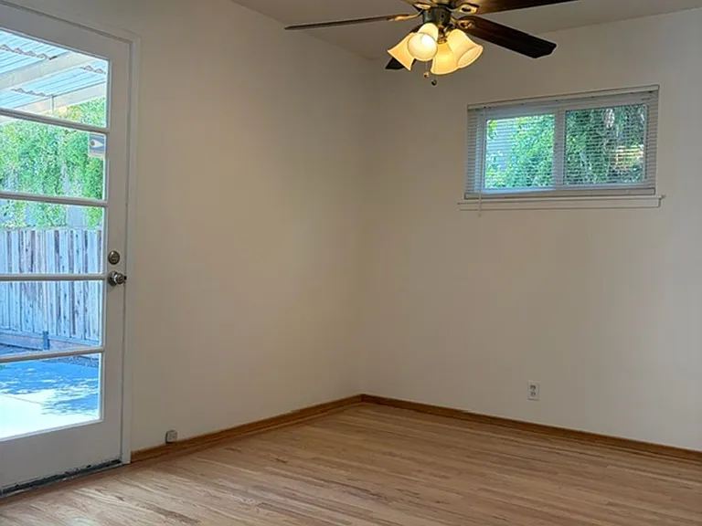 430 S Bayview Ave — Photo 15