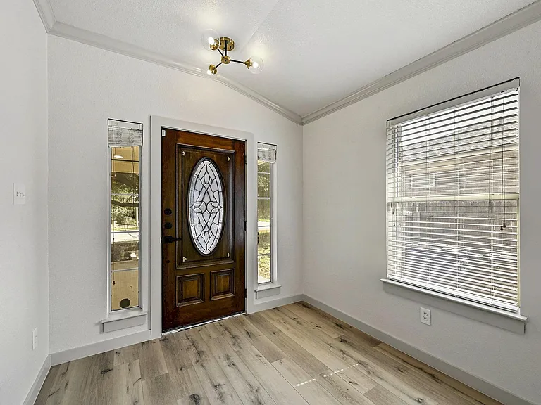 919 Flanagan Dr — Photo 2