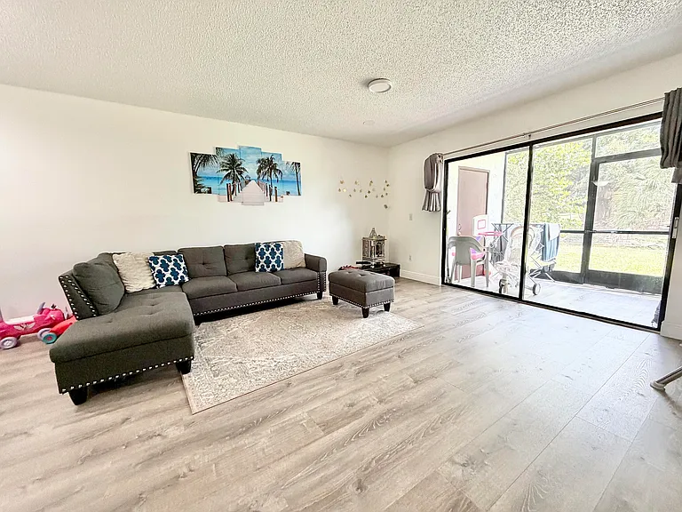 1407 Lakeview Dr E — Photo 3