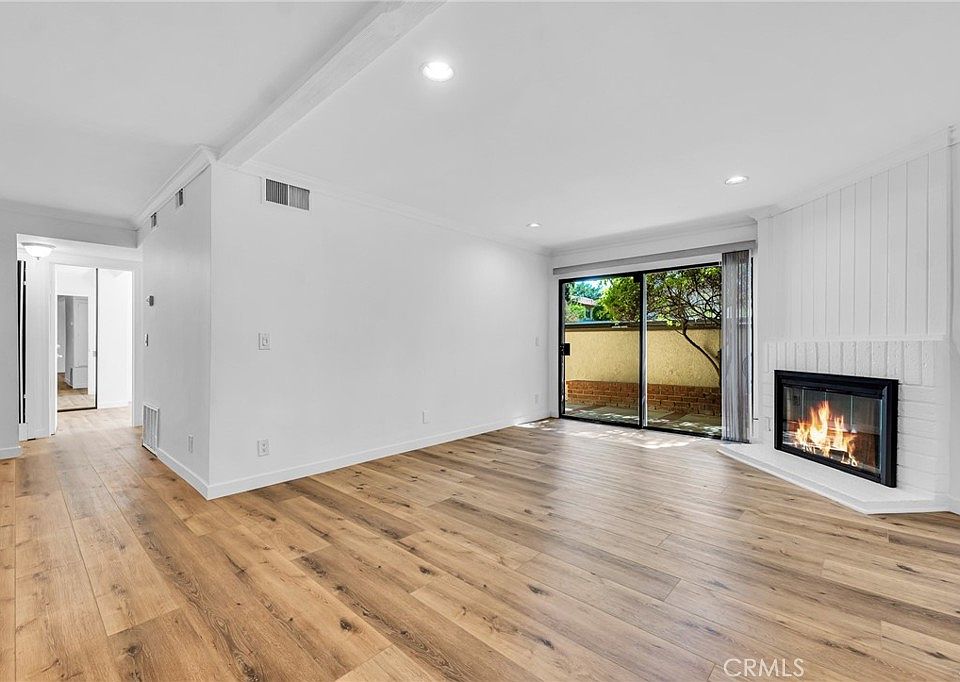 1st image of 5800 Owensmouth Ave APT 54