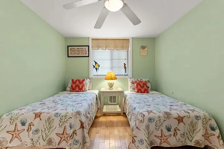 6 Ashworth Ave #1 — Photo 22