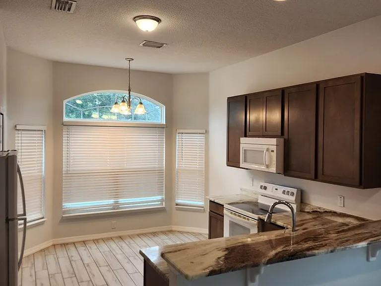 1108 Constantine St — Photo 4