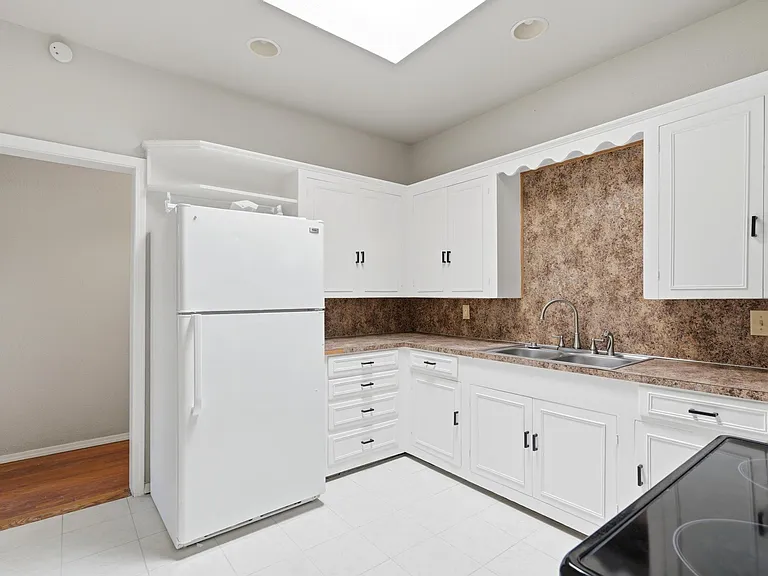 1041 Albany St — Photo 13