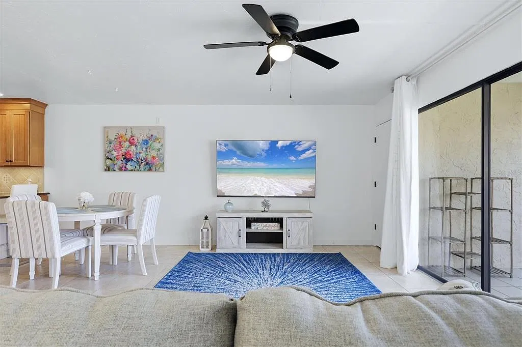 2 bed, 2.0 bath, 967 sqft, $1,900 — Photo 4