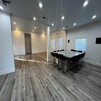 6 bed, 2657 sqft, $3,400 — Photo 2