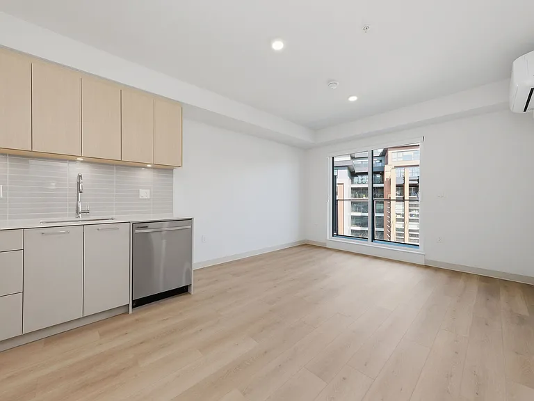 1529 Oxford St — Photo 50