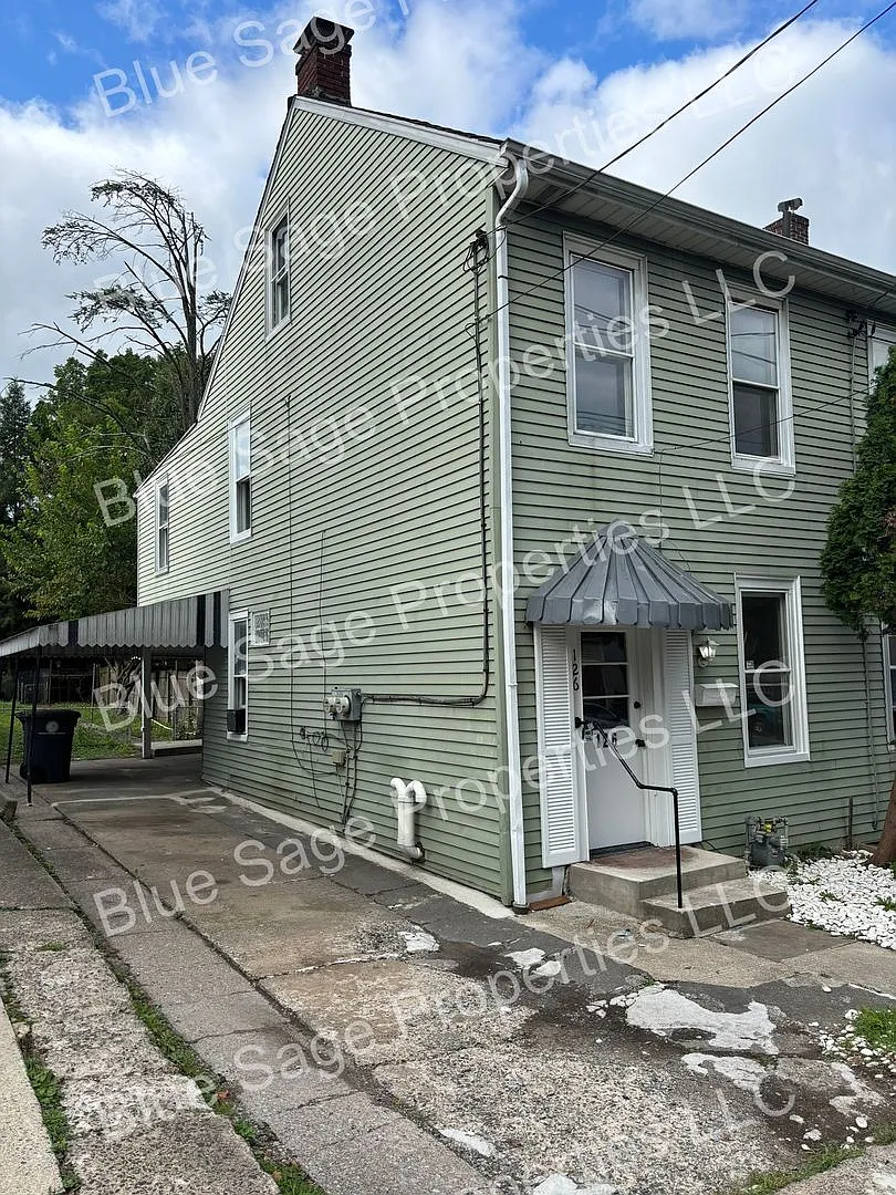Newly Renovated - 4 bedroom house — Photo 1