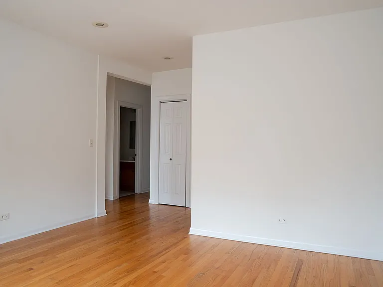 2504 W Catalpa Ave #2 — Photo 4