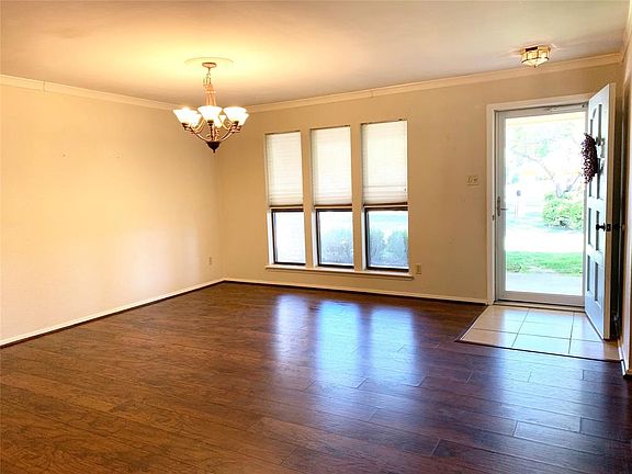 3rd image of 2080 Overhill Dr