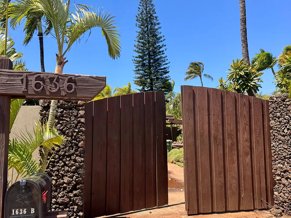 Front driveway entry from Kihei Road
