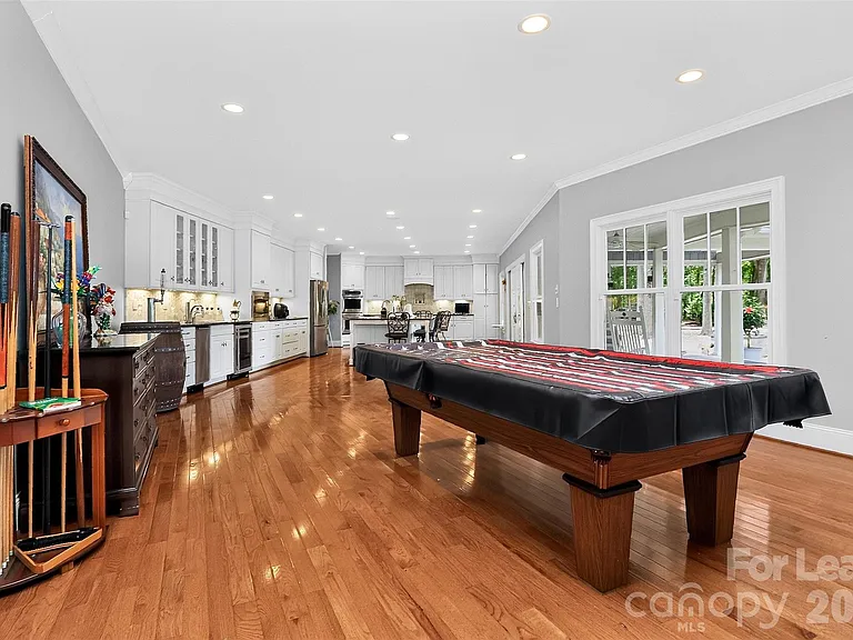 9704 Saddle Ave — Photo 8