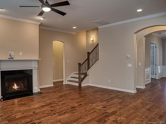 5th image of 125 Wheaton Ln