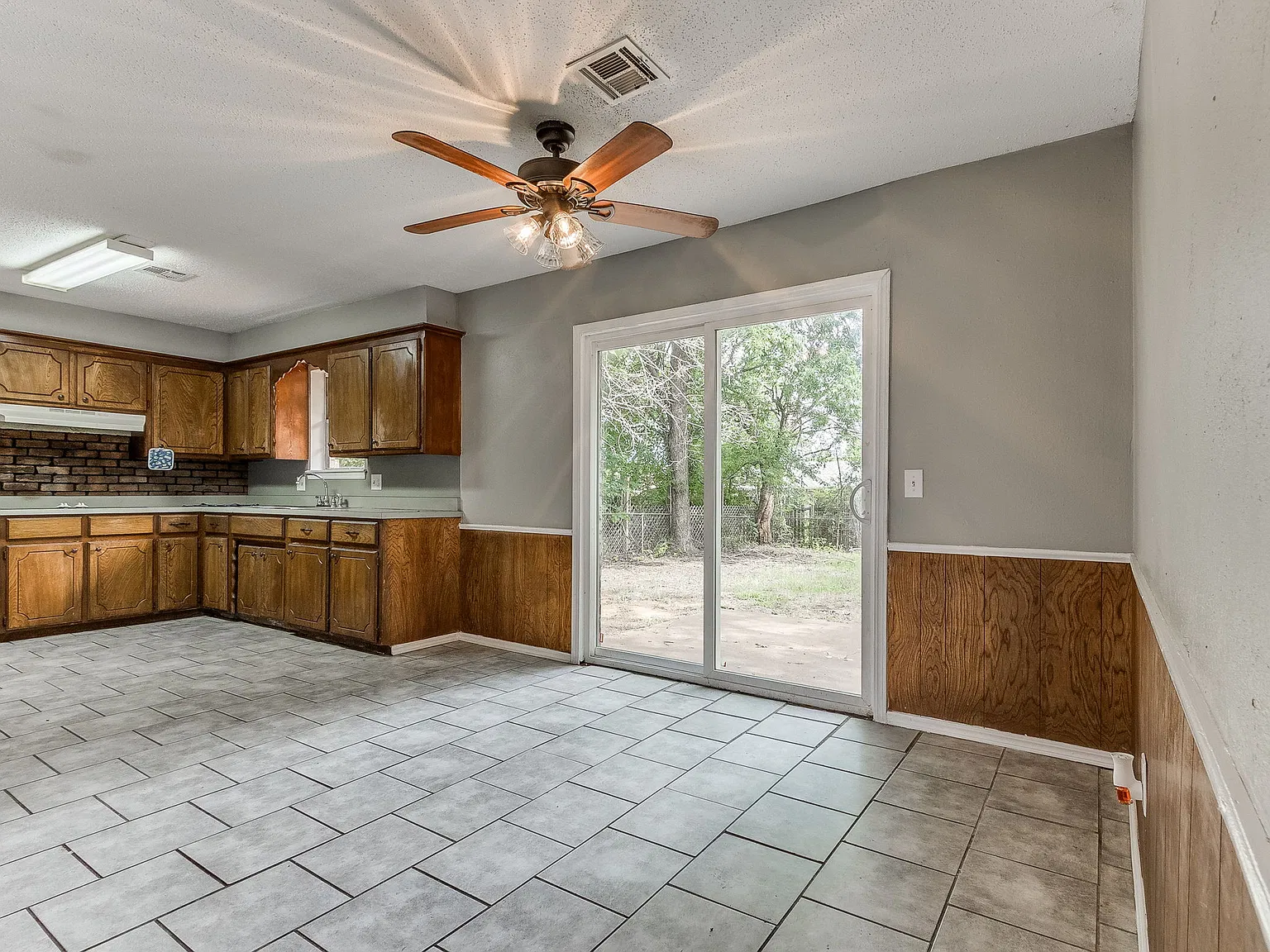 3 bed, 1.5 bath, 1117 sqft, $1,300 — Photo 3