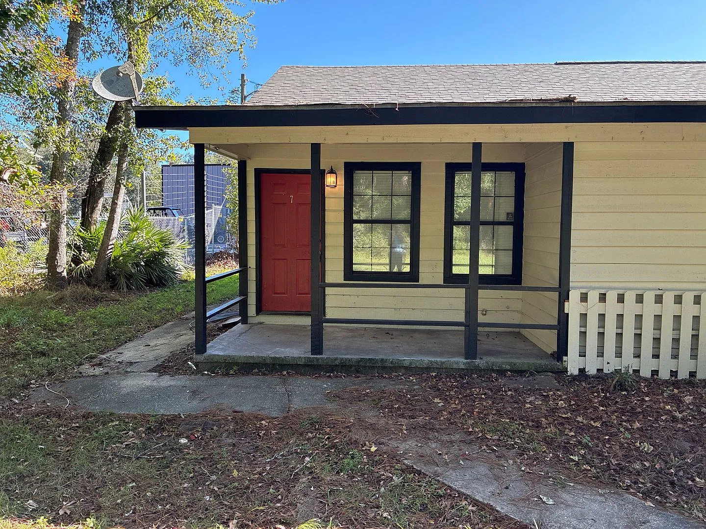 421 W King Ave — Photo 1