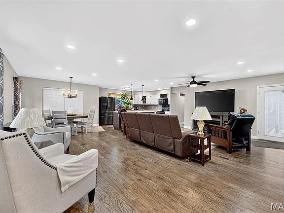 4th image of 17 Debbie Dr