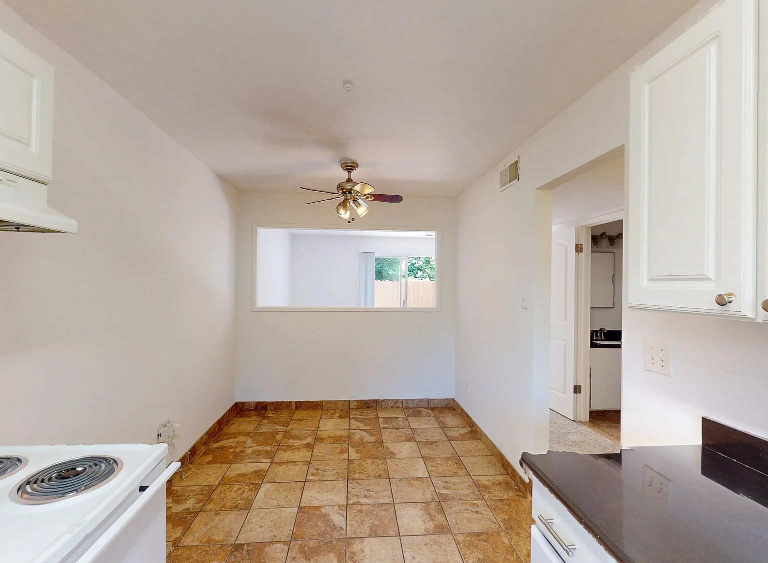 Spacious 2BR/1.5BA in Sonoma | Yard & Parking — Photo 1