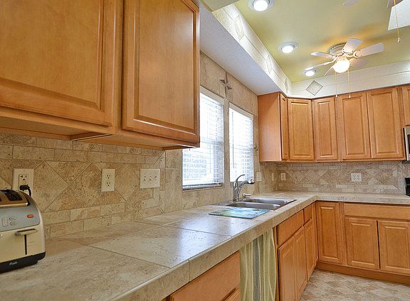3rd image of 1425 E Elm St