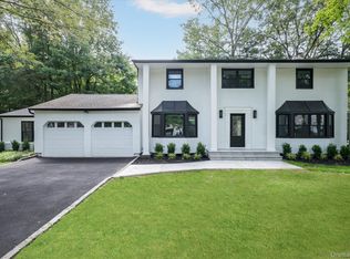 20 Melody Ln, Kings Park, NY 11754