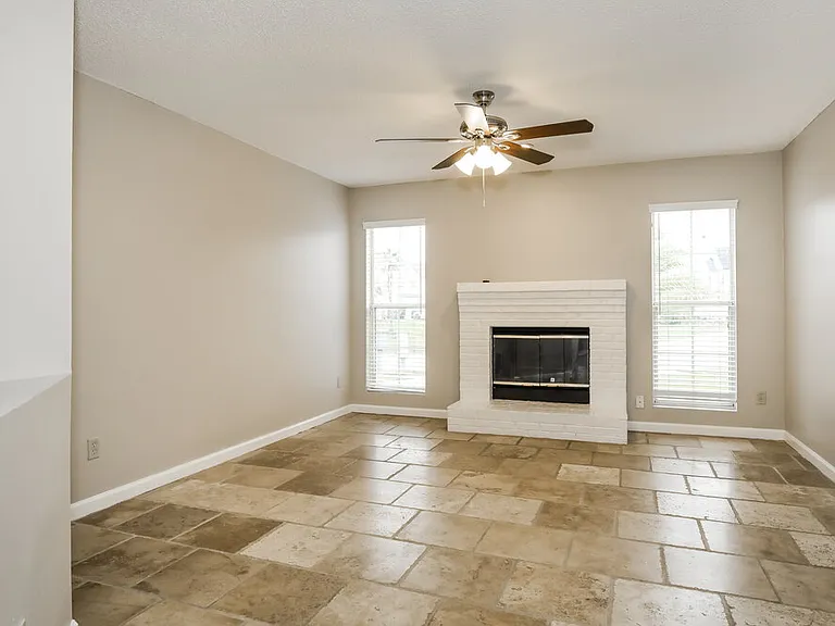 653 Staffordshire Dr E — Photo 4