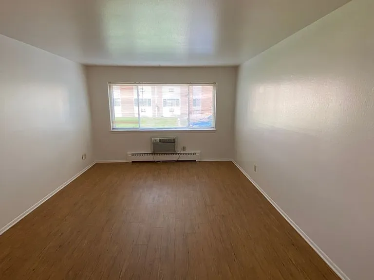 2400 Northwestern Ave — Photo 21